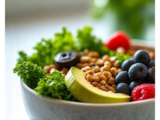 Especialista en nutrición funcional explicando un plan dietético saludable con alimentos frescos y coloridos.